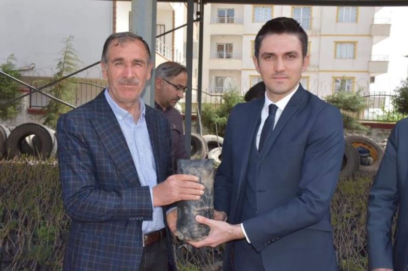 Kaymakam Çakır çiftçilere fıstık fidanı dağıttı