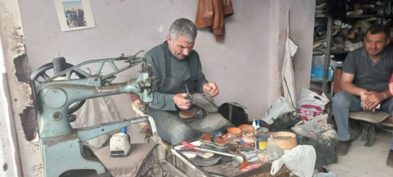 İlkokul 3. sınıftan beri ayakkabı tamiri yapıyor