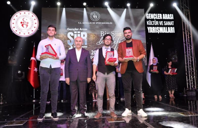 Vali Demirtaş, Gençler Arası Şiir Yarışması Ödül Törenine Katıldı