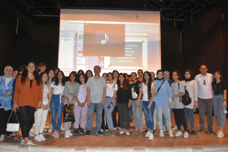 Sınava girecek öğrencilere “Sınav Kaygısı ve Motivasyon Semineri”  verildi