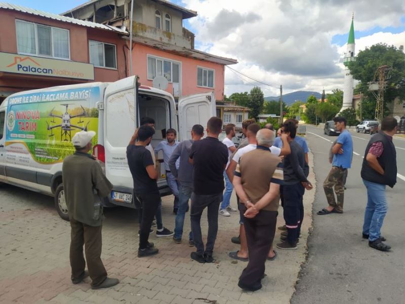 Mardin’den Trakya’ya çayır tırtılı görülen ayçiçeği tarlalarını drone ile ilaçlamak için gitti