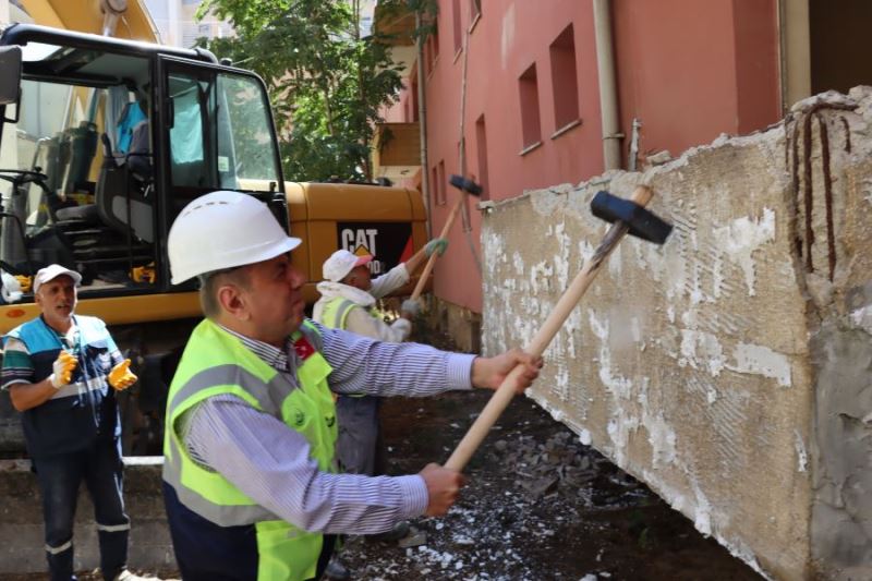  Midyat’ta Askeri Lojmanlar yıkıldı, yerine park yapılıyor