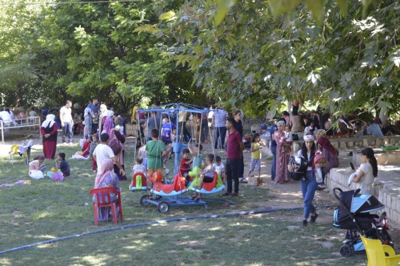 Mardin’de “çöl sıcakları” vatandaşlar Xurs Vadisine akın ediyor