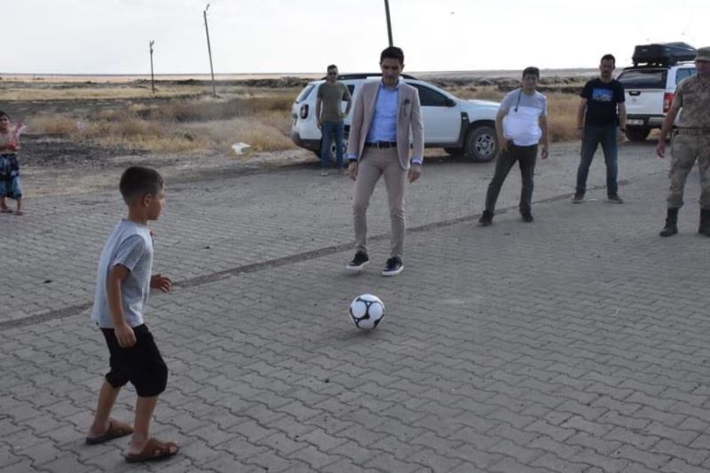 Derik Kaymakamı Çakır, çocuklarla top oynadı