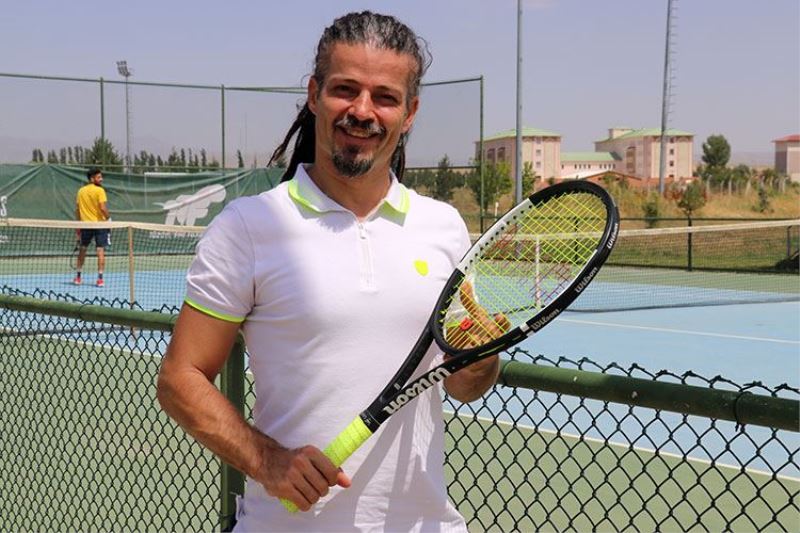 Mardinli doktor kendine özgü saç stiliyle kortlarda raket sallıyor