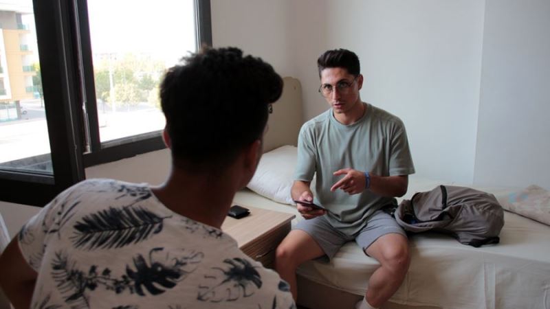 Yurtlarda ücretsiz konaklayan genç: Mardin, Kayseri, İzmir