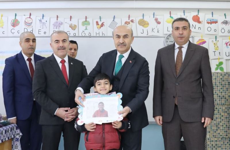 Vali Demirtaş, karne dağıtım törenine katıldı