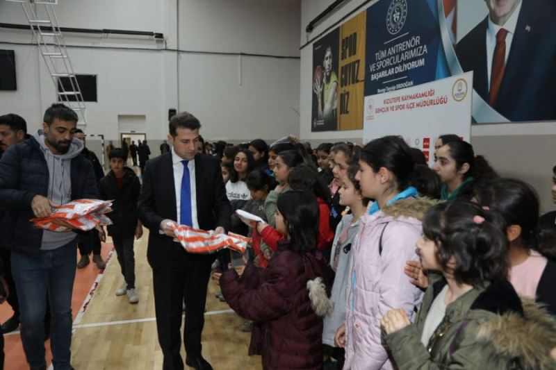 Kızıltepe’de futbol kursunda eğitim gören çocuklara forma dağıtıldı