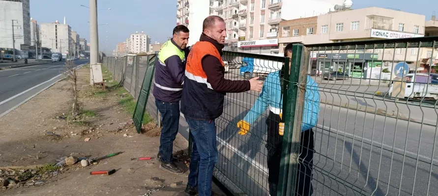 Belediye can güvenliği için onarıyor, onlar kırıyor