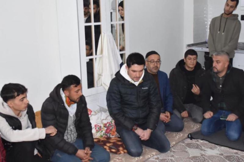 Derik Kaymakamı ilçede misafir edilen depremzedeleri ziyaret etti