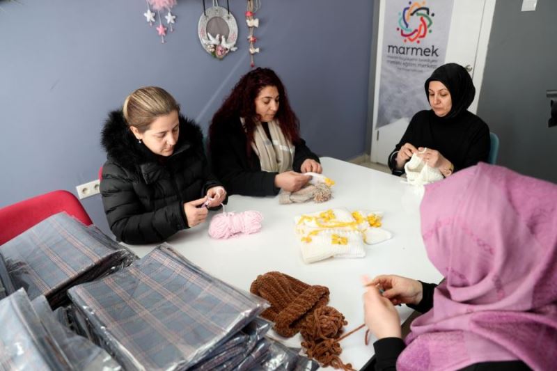 Mardinli kadınlar depremzedeler için atkı, bere ve patik örüyorlar