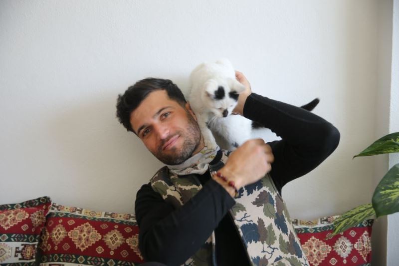 İtfaiye eri enkazdan çıkararak sahiplendiği kediyi kucağından düşürmüyor