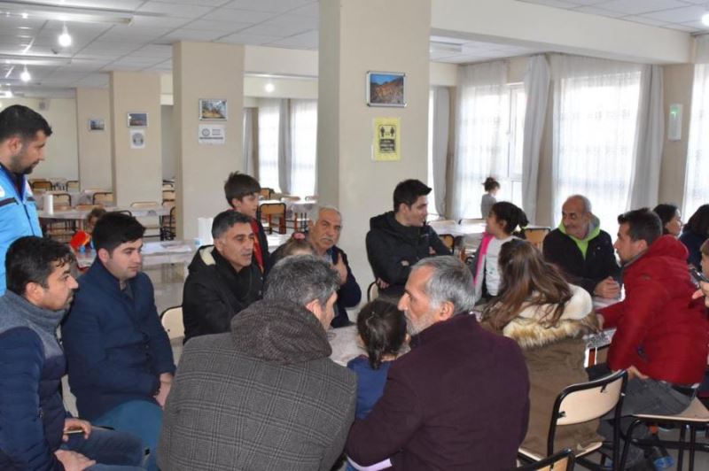 Derik Belediyesinden depremzedelere sıcak yemek