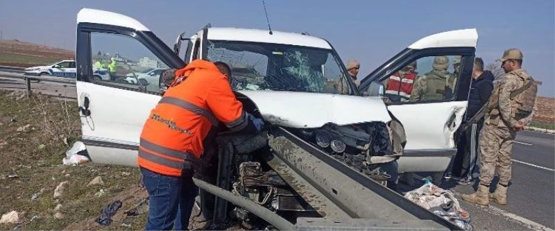 İpek Yolunda Bariyere saplanan araçta 2 kişi öldü 3 kişi yaralandı