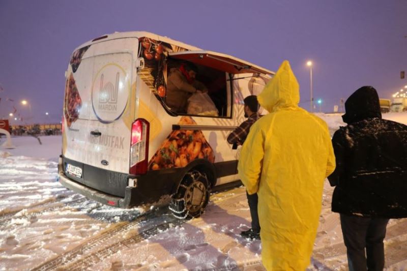 Mardin Büyükşehir Belediyesinden vatandaşlara sıcak çorba ikramı