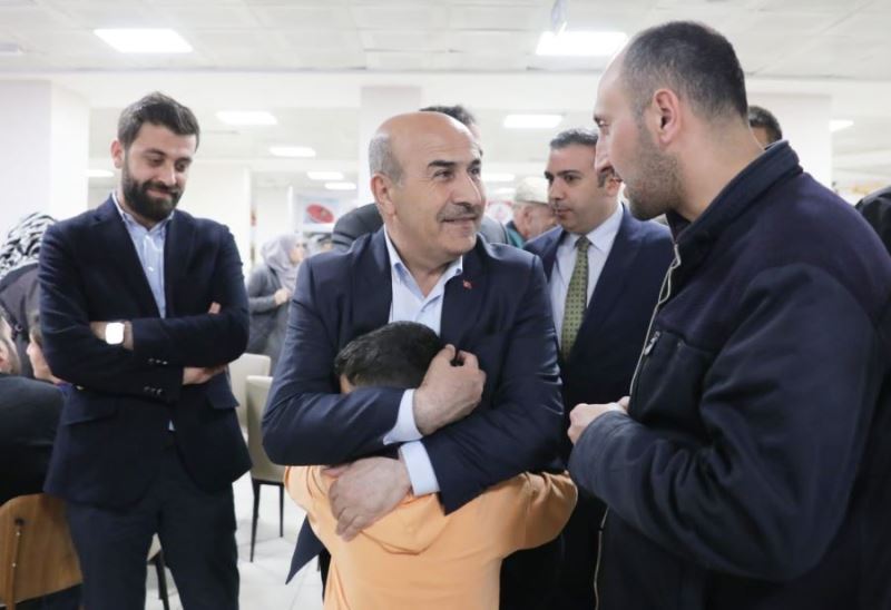 Vali Demirtaş, KYK yurdunda kalan depremzedeleri ziyaret etti