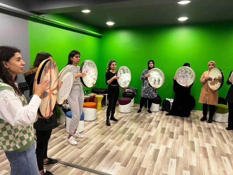 MBB Gençlik Merkezinde müzik atölyesinde 6 alanda eğitim veriliyor
