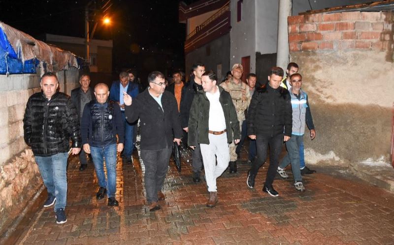 Kaymakam Kayabaşı, su taşkını yaşanılan mahallede çalışmaları inceledi