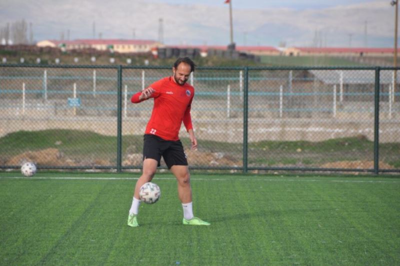 Depremden kurtulan futbolcu takımını şampiyonluğa taşıdı