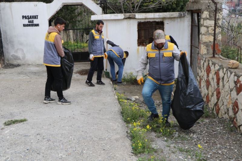 Ramazan Bayramı Öncesi Mezarlıklarda Temizlik ve Bakım Çalışması