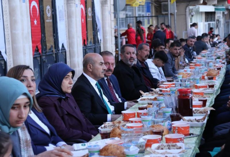 Vali Demirtaş, Savur İlçesinde Vatandaşlarla İftar Sofrasında Buluştu
