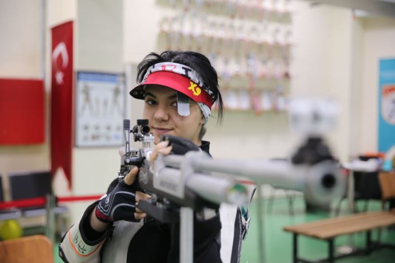 Atıcılıkta 17 Türkiye rekoru sahibi Mardinli Berfin, dünya şampiyonluğu hedefiyle çalışıyor