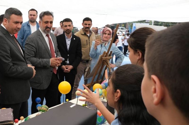 Üniversite Rektörü Ortaokul İnovasyon Fuarına Katıldı