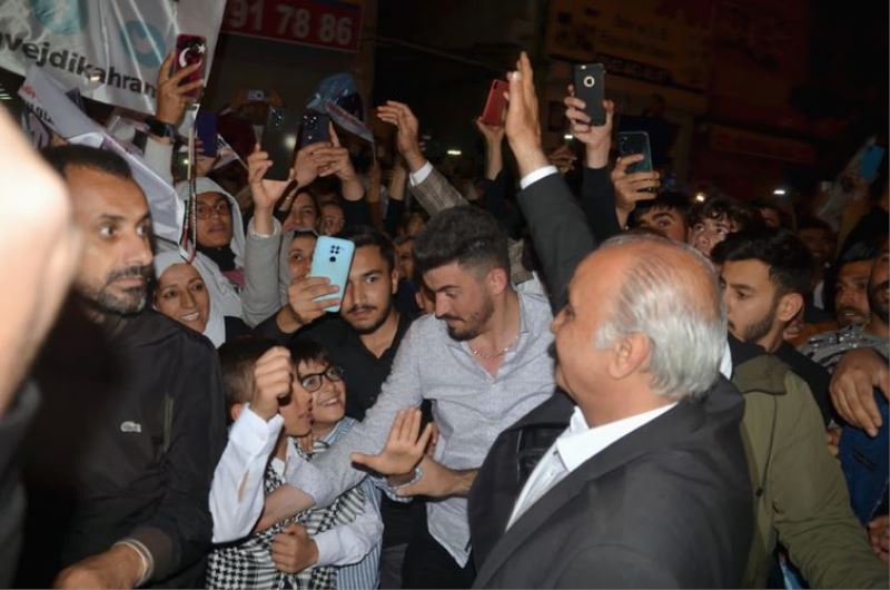 Seçim çalışmasından dönen Kahraman’a coşkulu karşılama