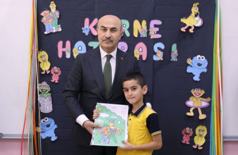 Vali Demirtaş, öğrencilerin karne heyecanına ortak oldu