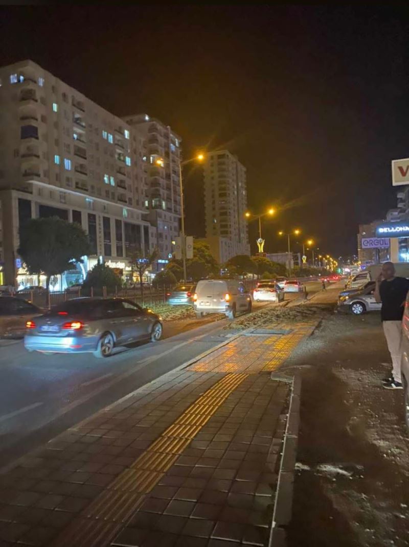 Mardin’de kamyondan yola hayvan gübresi döküldü