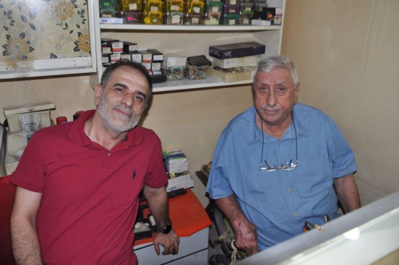 Mardinli baba oğul 10 metrekare dükkanda saat tamir ediyor