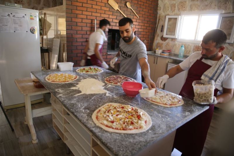 Odun ateşinde pizza yapılan Süryani köyleri lezzet durağı oldu