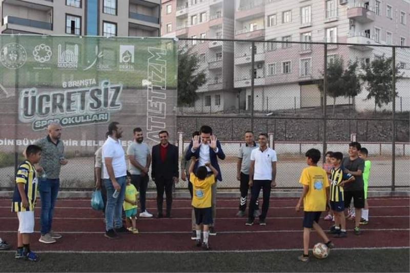 Derik Belediyesinin düzenlediği kurslara öğrenciler büyük ilgi gösteriyor