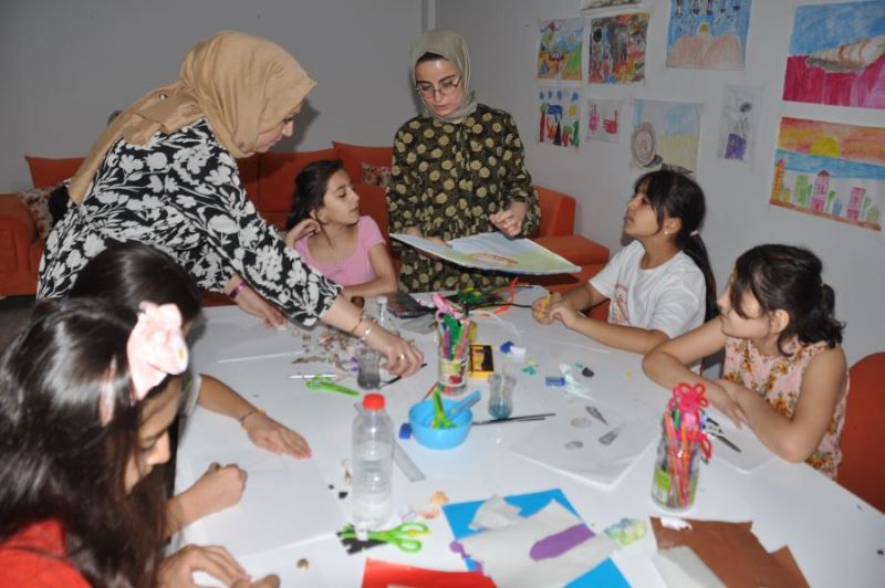 Çocuklar resim kursunda salyangoz kabuklarıyla 