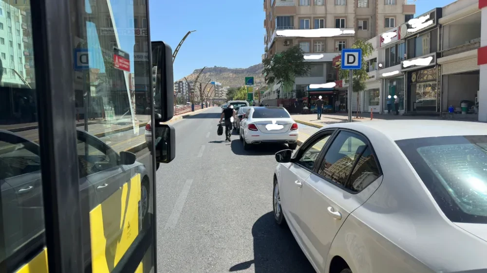 Artuklu’da özel araçlar durakları işgal ediyor