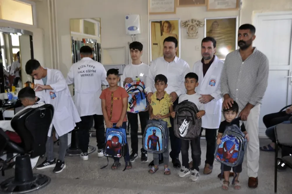 Kızıltepe’de İhtiyaç sahibi öğrencilere tıraş ve çanta hediyesi