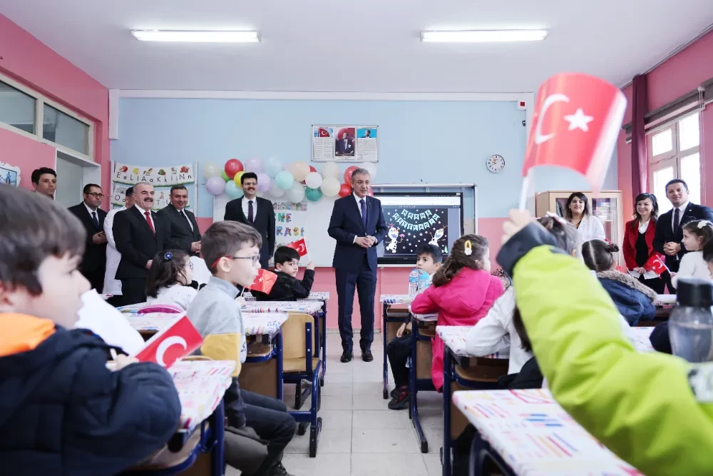 Mardin Valisi Tuncay Akkoyun, Karne Dağıtım Törenine katıldı