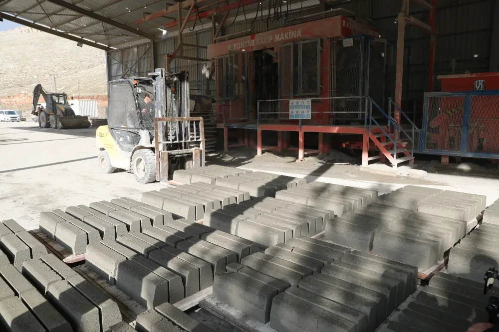 Parke ve Bordür Fabrikasında Üretim Devam Ediyor