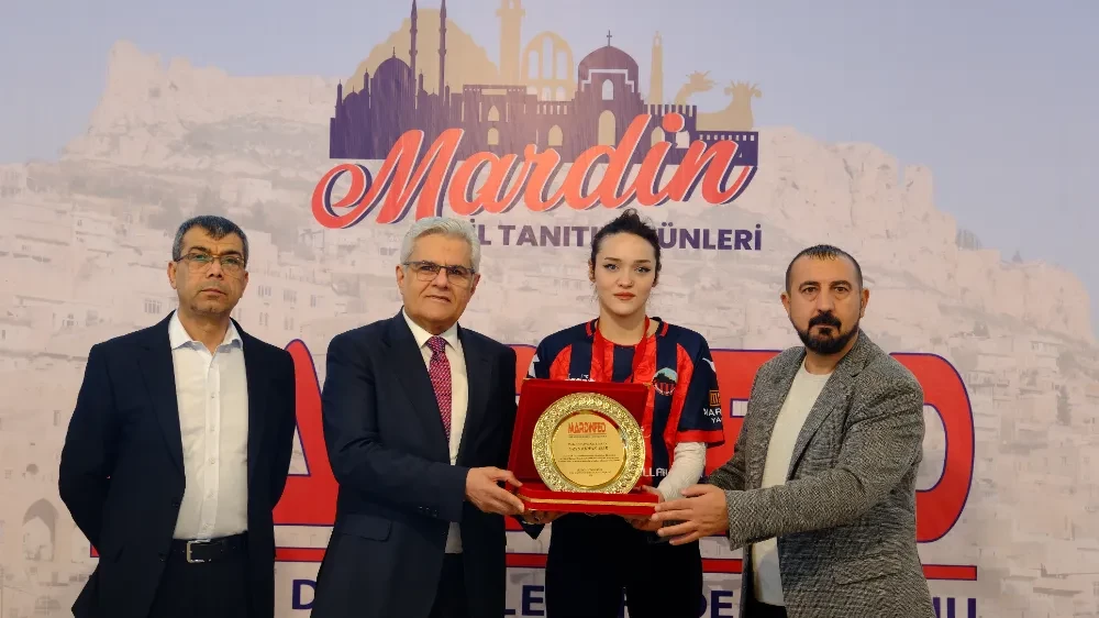 Mardin Dernekler Federasyonu’ndan Mardin 1969 Spor’a plaket