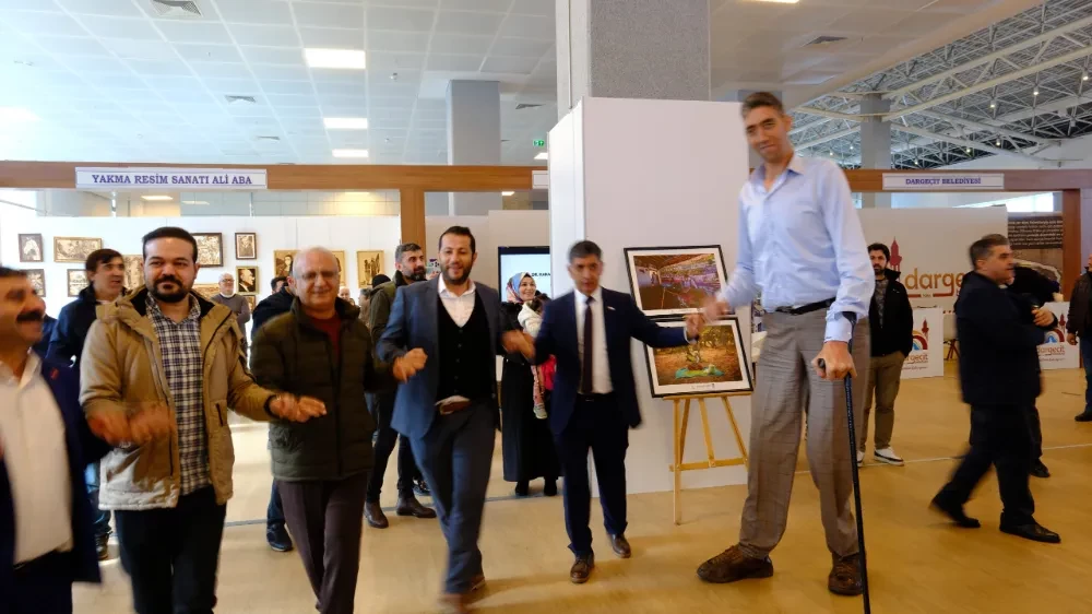 “Dünyanın en uzun adamı” unvanlı Sultan Kösen’in halayı böyle olur