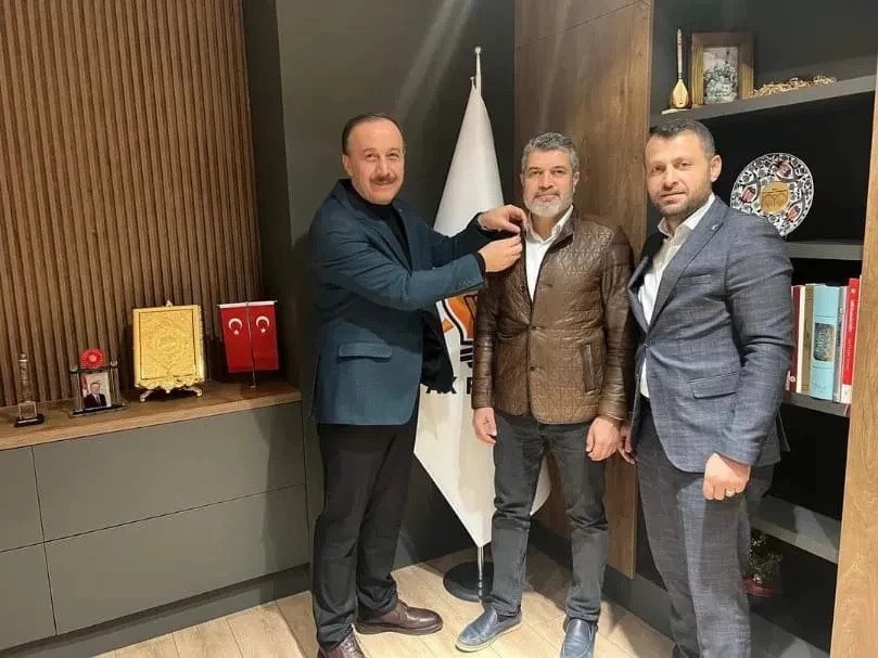 İYİ Parti’nin Milletvekili adayı Abeş, AK Parti’ye katıldı, rozeti Abdullah Erin taktı