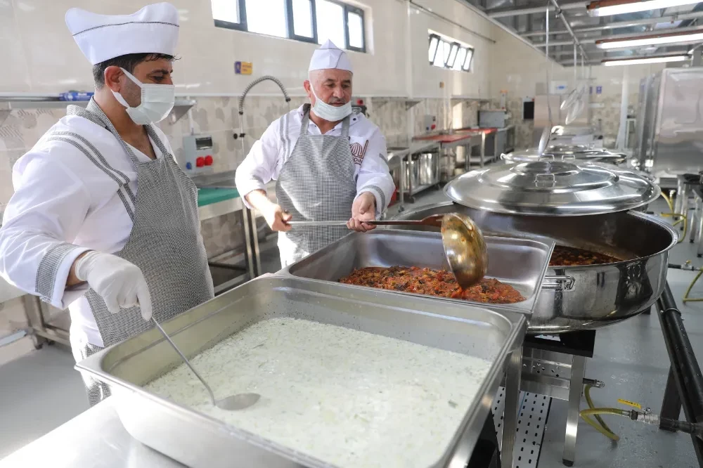 İhtiyaç Sahibi Binlerce Kişiye Sıcak Yemek Ulaştırıldı