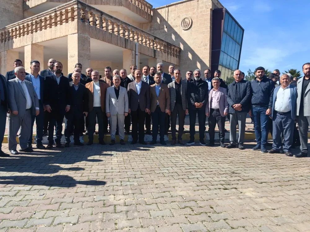 AK Parti Mardin Büyükşehir Adayı Erin, buğday pazarı esnafıyla buluştu