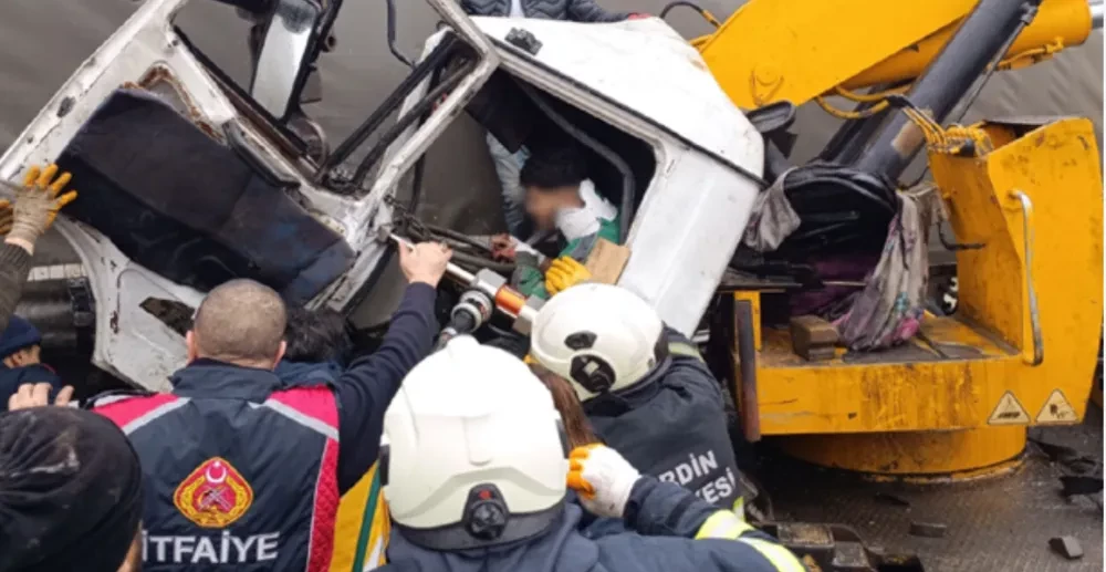 Kızıltepe’de İpek yolunda tır ile çekici çarpıştı: 1 Yaralı