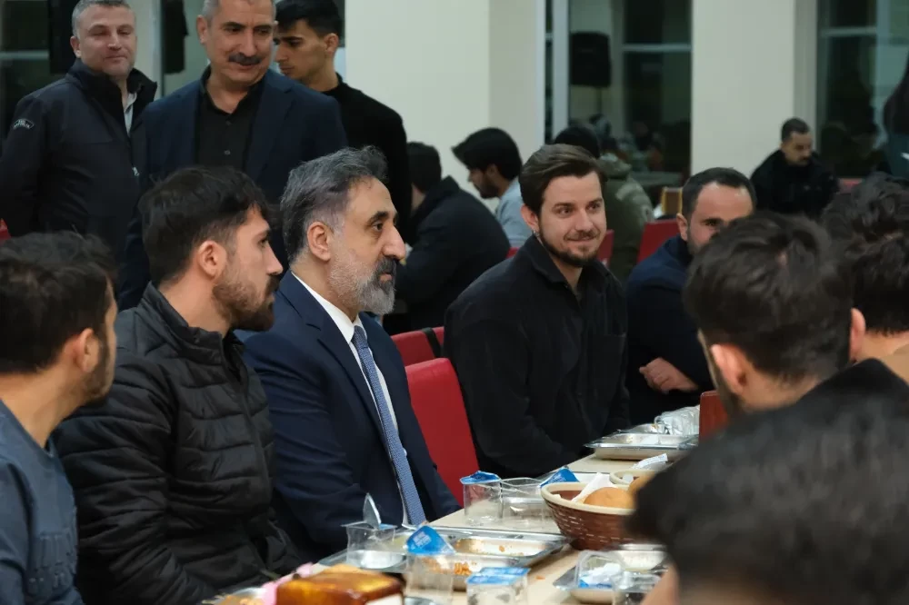 MAÜ Rektörü Özcoşar İftarını Öğrencilerle Açtı