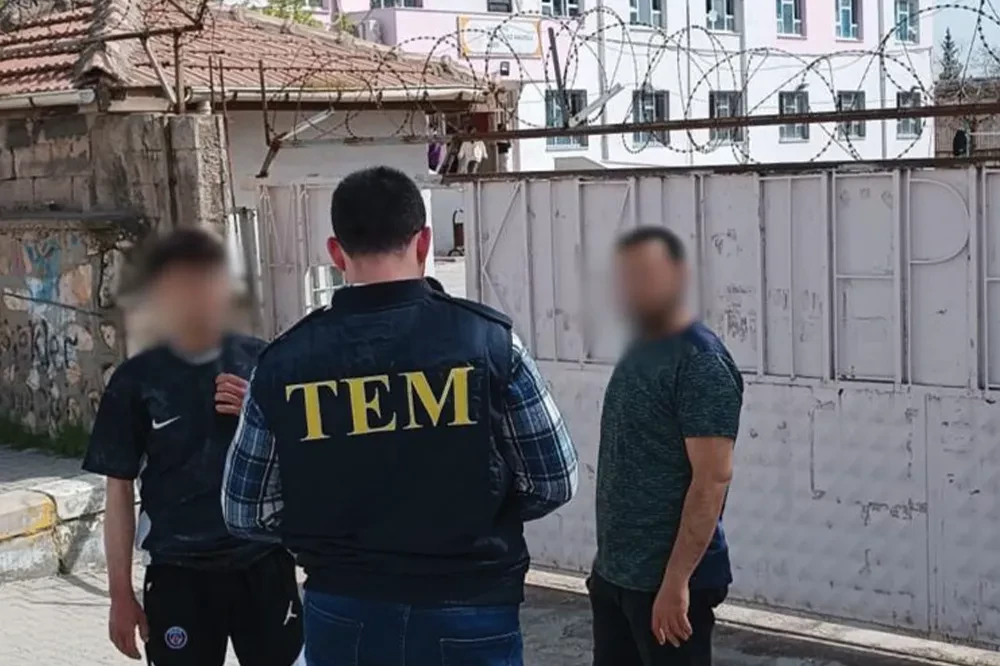 Mardin polisi okul çevresi ve servis araçları denetimini sürdürüyor