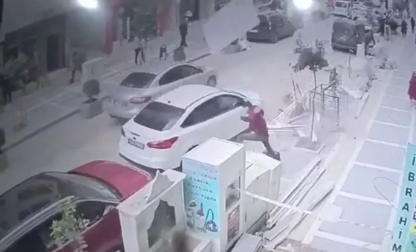 İnşaattan düşen kapının gencin kafasına düşme anı güvenli kamerasına yansıdı