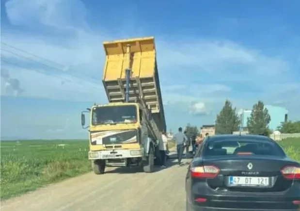 Mardin Büyükşehir Belediyesi ekipleri, Akdoğan yolundaki çukurları kapatmaya başladı