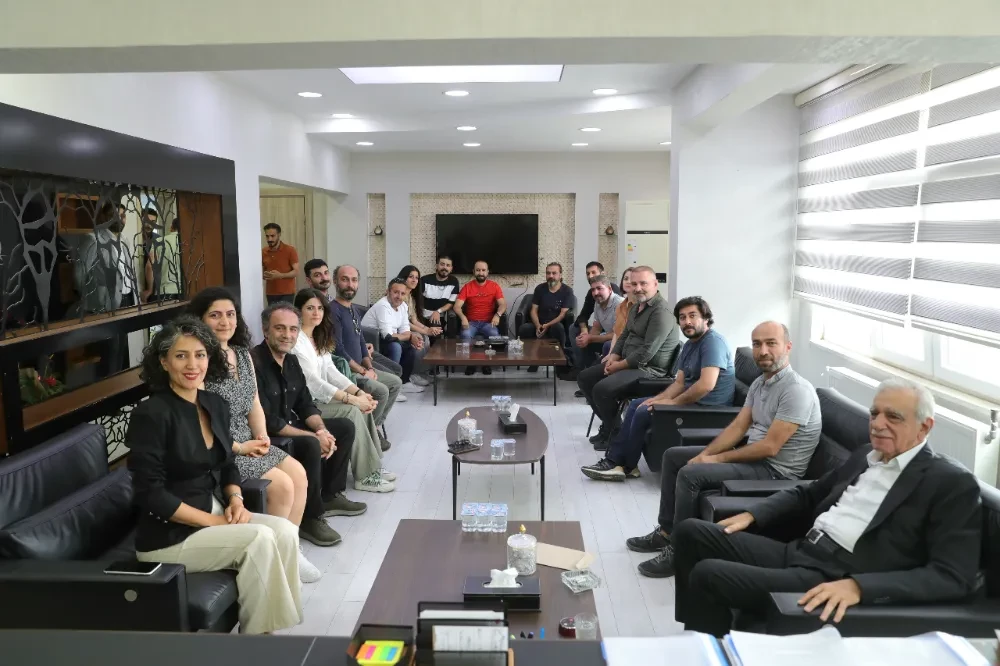 Eş Başkanlar Tiyatrocuları Ağırladı