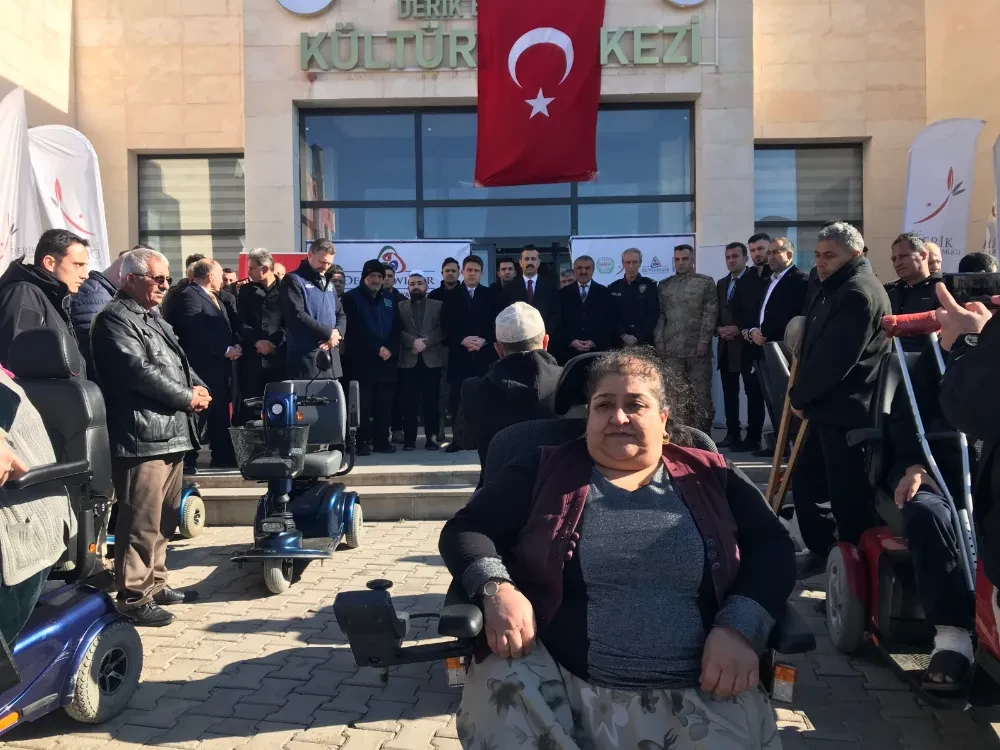 Derik’te engellilere 20 akülü, 49 tekerlekli sandalye dağıtıldı